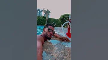 محمد رمضان يشيش في المسبح 