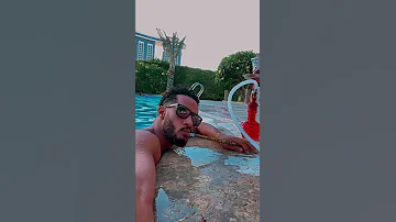 محمد رمضان يشيش في المسبح 