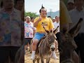太った男性が、レースの表彰台に上がろうとしている。