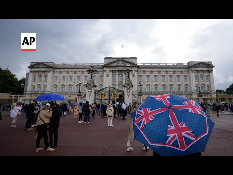 LIVE | People gather outside Buckingham Palace after Queen Elizabeth&#039;s death