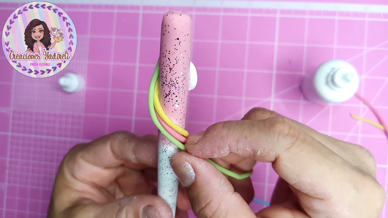 Pluma unicornio decorada con pasta flexible