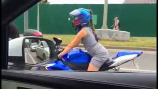 Беременная девушка на мотоцикле / Pregnant motogirl