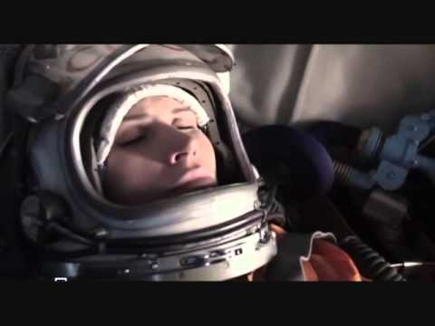 Video: Космос: Аглая Тарасова журналда шеврон менен топчусуз көйнөкчөн роль жараткан