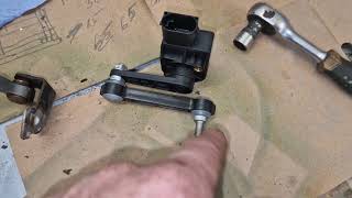 видео: Audi A8 - замена датчика положения кузова. картинка: Audi A8 - замена датчика положения кузова.