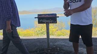 asiendo carne asada en el lago