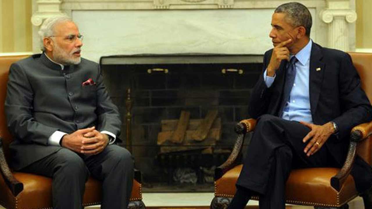 Modi & Obama meet on sidelines of dinner hosted by Thein Sein