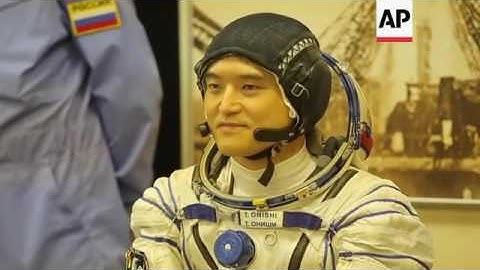 Raw: Soyuz Space Capsule Blasts Off for ISS