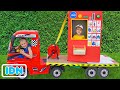 Niki naik truk derek dan bermain menjual mobil mainan untuk anak anak