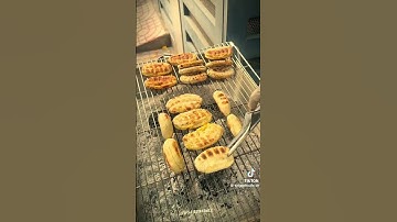 Chuối đập nướng mỡ hành ăn kèm nước cốt dừa béo thơm rất ít người bán tại Sài Gòn