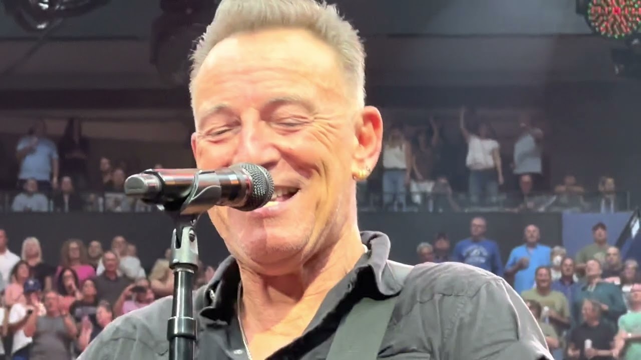 Bruce Springsteen shows his class inviting a four-year-old girl onstage to lend a hand with Waitin' on a Sunny Day - The Music Man