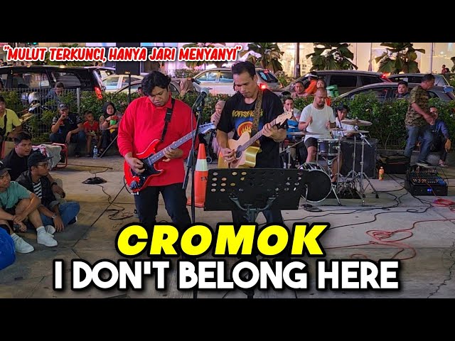 CROMOK ! Syahdu bunyi petikan gitar dari Brader Epul, antara gitarist Sentuhan yang hebat. class=