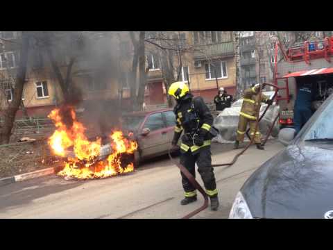 Невероятно! Загоревшаяся машина поехала. Пожар Daewoo Espero Люберцы улица Калараш