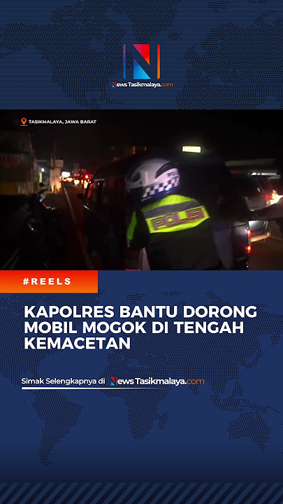 AKBP Moh Faruk Rozi, dan anggotanya mendorong mobil mogok agar tidak menghambat arus lalu lintas.