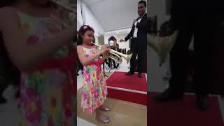 UNA HERMOSA NENA TOCANDO UNA BELLA CANSION POR AMOR CON TROMPETA