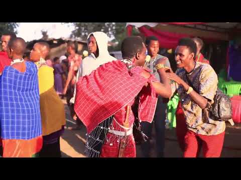 Daudi Mwana Wa Lekshon Amsimamisha Mgeni Rasmi Kwenye Sherehe Ya Uzinduzi