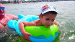 Купаемся c Дедушкой в Море Видео для Детей | Andrew