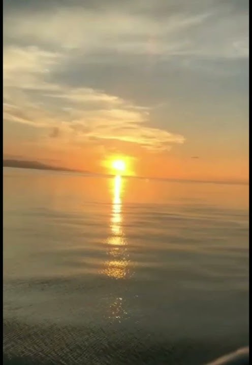 Sunset terlihat jelas dari atas kapal laut di pesisir#shorts_panorama#bibir pantai#senja#awan lutih