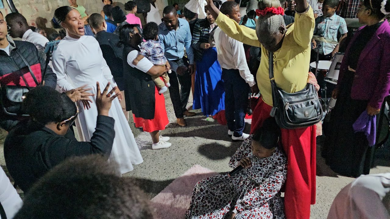 Ps Evelyn montero canta coro pentecostal con Autoridad en Vigilia y mire lo que pasa 😱 