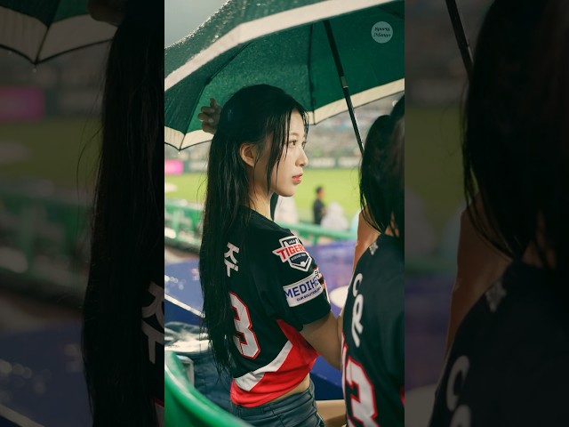 비오는 경기장에서 우산을 쓴 오의주 치어리더