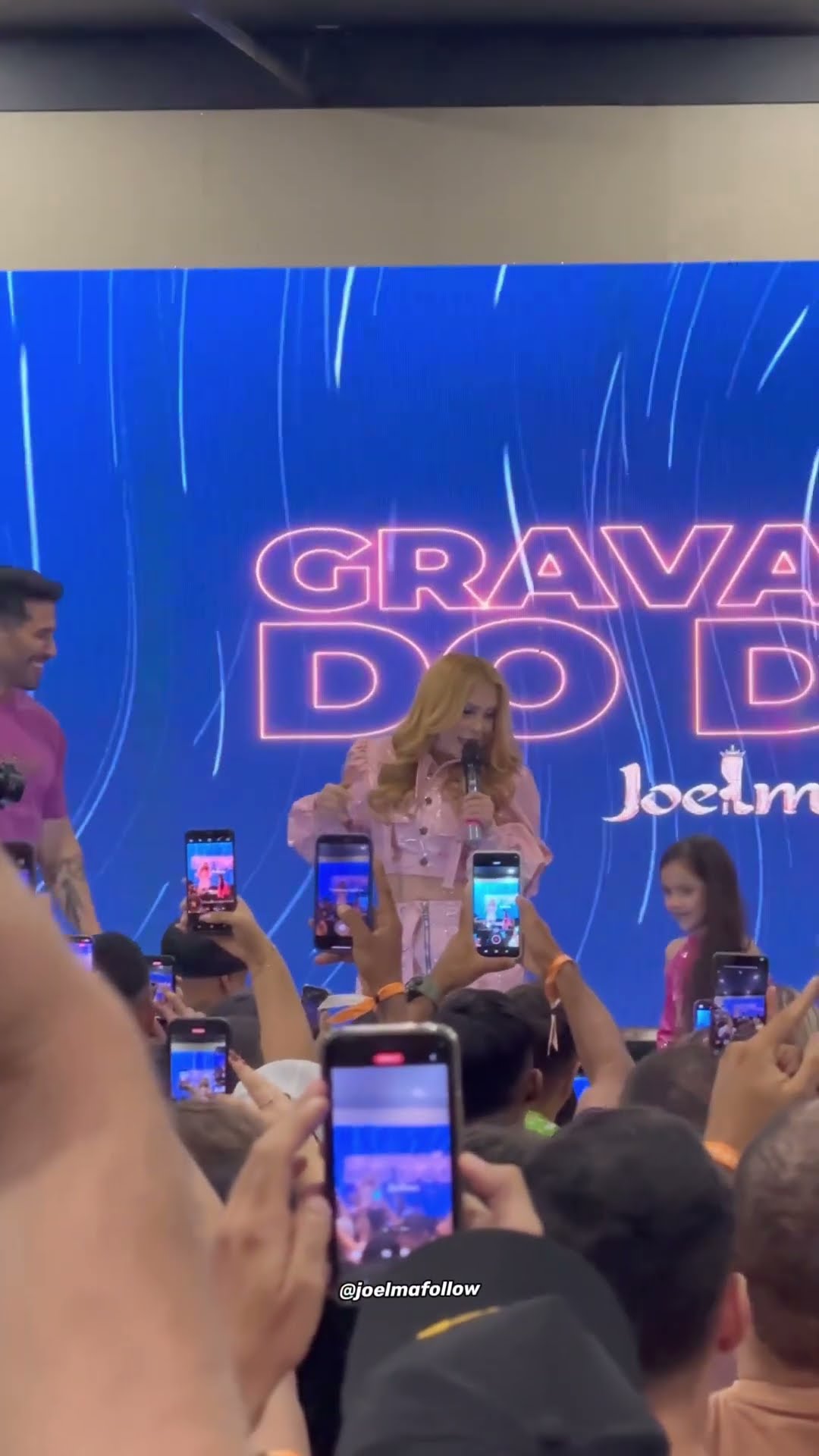 Fã realiza sonho de conhecer Joelma e canta e dança com a cantora