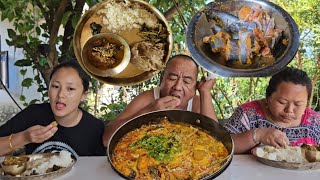 कोशीको ताजा बुहारी माछाको तातो पिरो झोल र ढिडो, सुकुटी-बोडी, भान्टाको अचार र भात | K lets eat