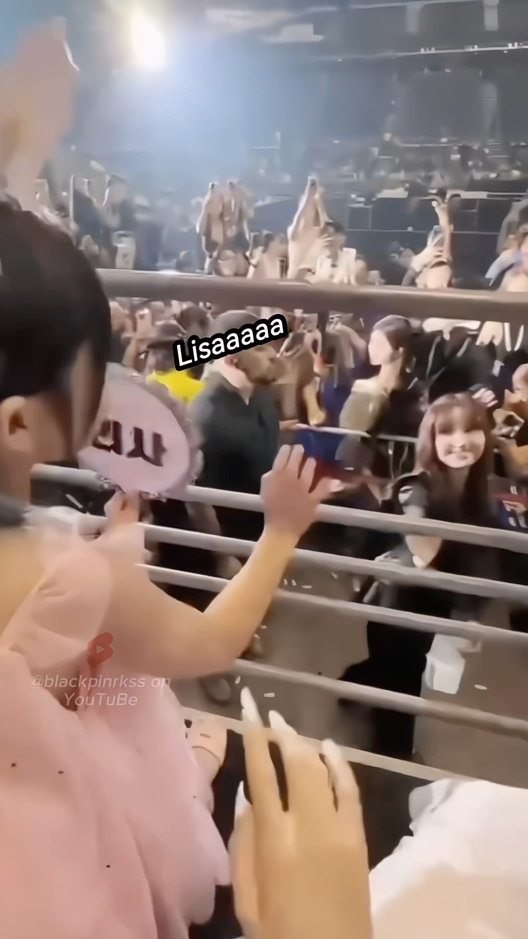 The little girl's reaction when holding Lisa's hand in real life #blackpink #lisa