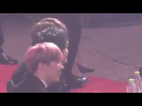 Jungkook  reaction Lisa speech Moment @GAON AWARDS 2017