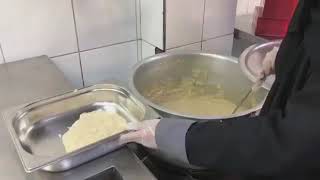 السعوديةنوره المقيطب  التي طهت الأكلات الشعبية لضيوف القمة العربية