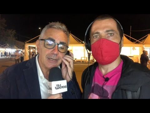 Pregliasco canta Celentano ai microfoni di Radio Rock: «Vaccinarsi è molto rock»