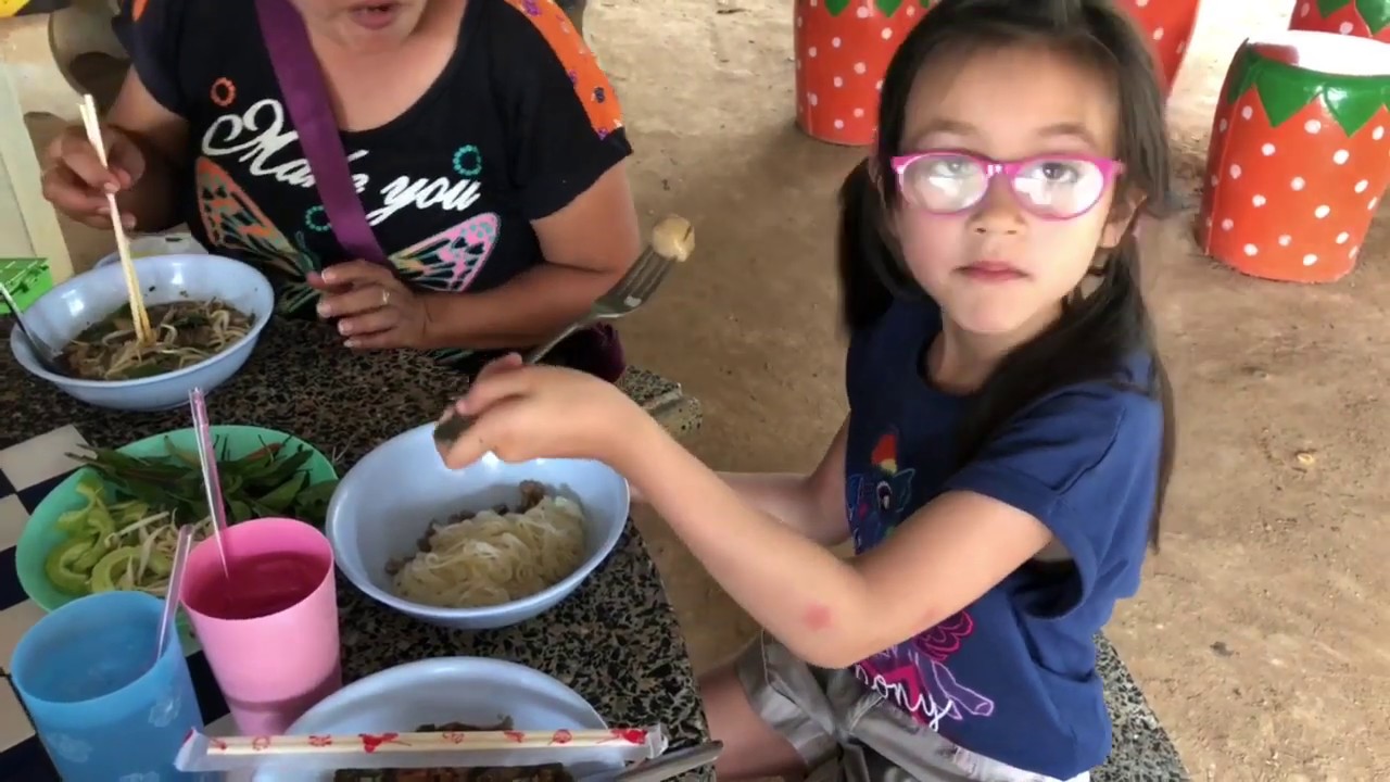 ทานก๋วยเตี๋ยวครั้งแรกที่ไทย อาหารพ่อลูกทั้งวันพากินอะไรได้หมด ปรับตัวได้เรียบง่ายมีความสุข camera iphone 8 plus apk