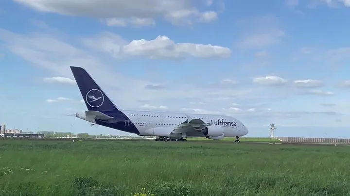 Lufthansa A380 / D-AIMK driveby and beautiful wingwave / LEJ / 16.05.2023