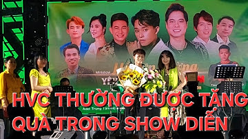 Hồ Văn Cường thường được tặng quà trong show diễn đây là show 30/4 khách mời là danh ca Ngọc Sơn