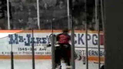 Trail Smoke Eaters Sean Nugent fights Prince Georg...