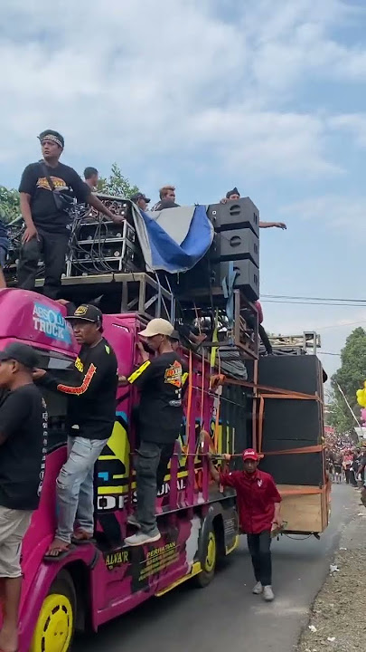 Truk sound horeg di tanjakan  // kenceng takut mundur
