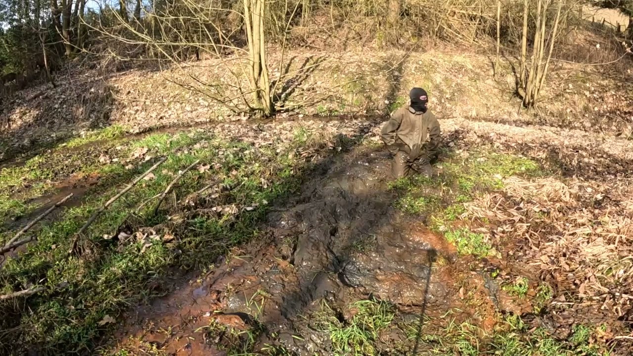 Im Regenoverall im Schlamm Teil 1 ( Teich)