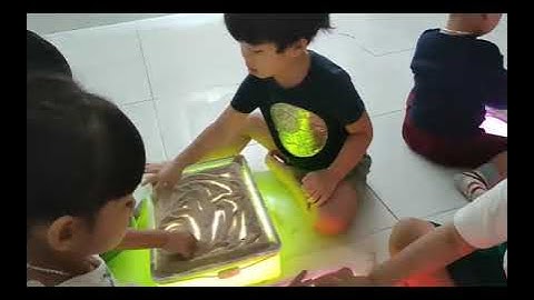 Vẽ tranh cát với bàn ánh sáng _ 3-4 tuổi D