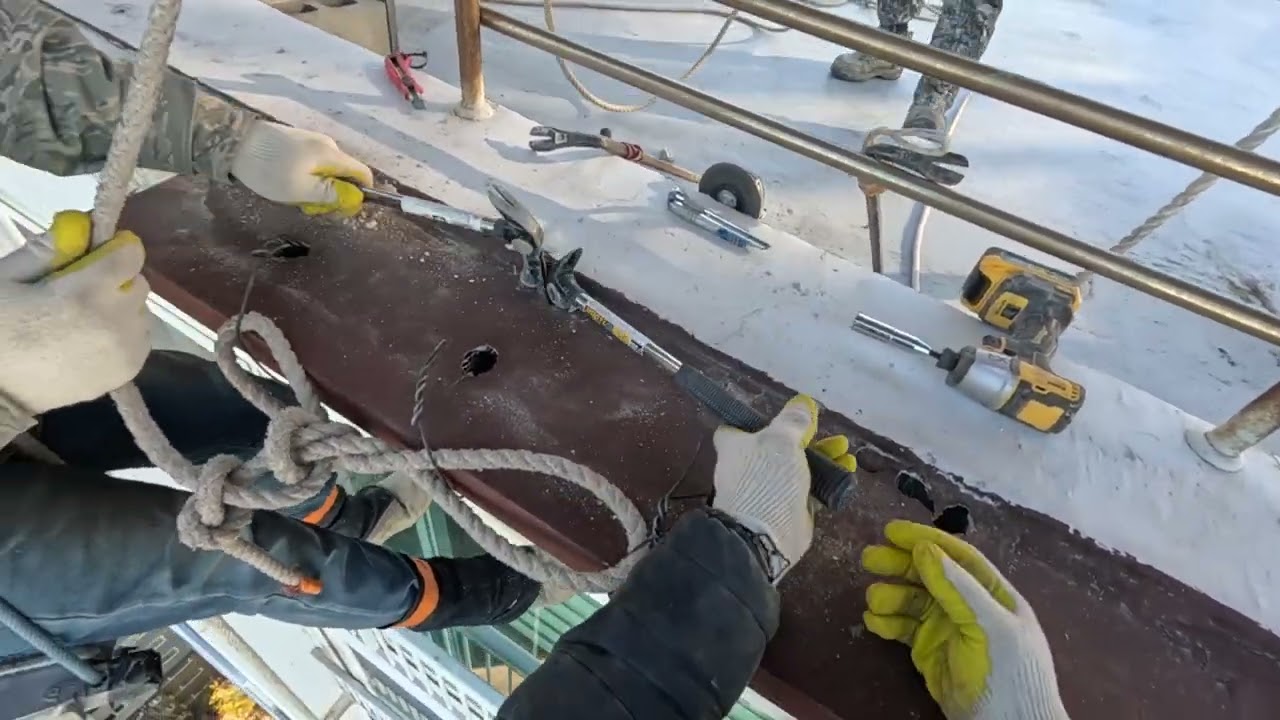 몰딩철거 쉽지않아요. #맥스코킹 #몰딩철거 #몰딩 #건물관리 #로프공 #로프 #로프작업 #대한민국로프공 