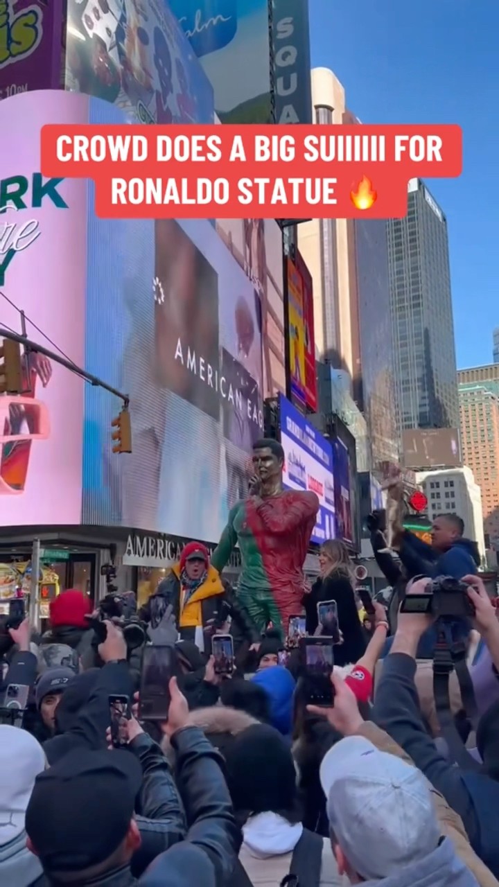 The crowd is ELECTRIC in Times Square. ?
