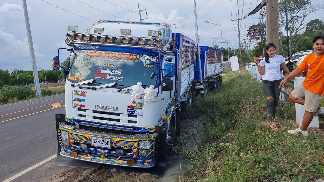 งานเข้าอีกแล้วช่างเอี่ยวรถติดเกือบโดนเสาไฟฟ้า