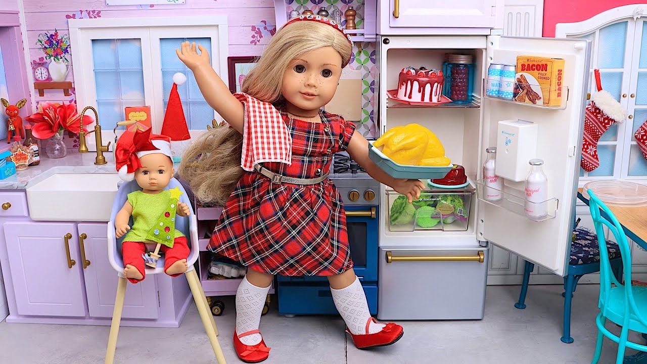 Mama doll cooking Christmas lunch with the baby! Play Dolls family