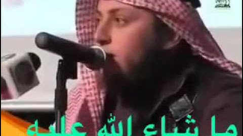 الشيخ حمزة الفار يقلد عدد من قراء القرآن الكريم