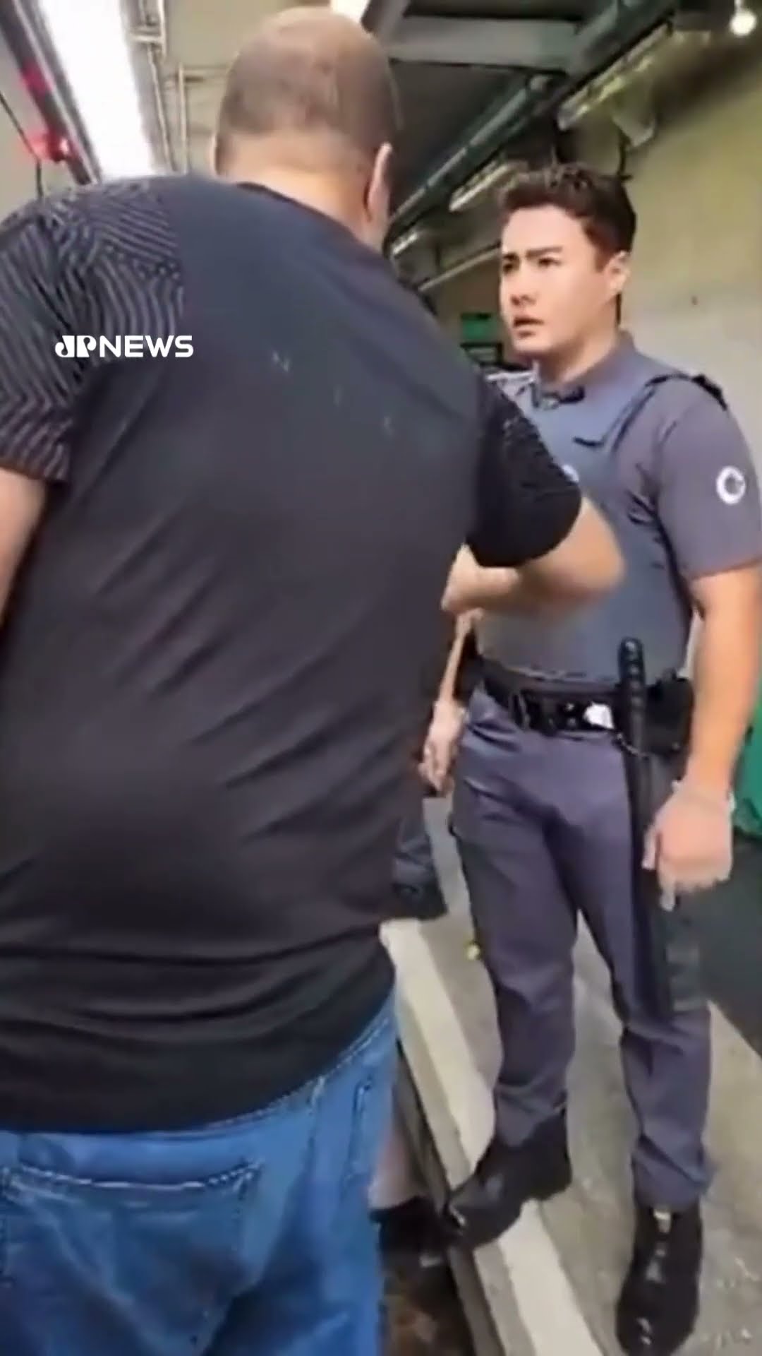 Mulher passa mal e cai entre o trem e a plataforma na Linha 9 - Esmeralda em São Paulo #Shorts