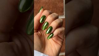 green chrome nails for the holidays?! Yes please. 💚 #nailart #chromenails #naildesign #nailinspo