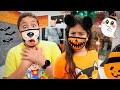 Maria Clara e JP se assustam na loja de Halloween 🎃 tries on Halloween costumes in the store 👻