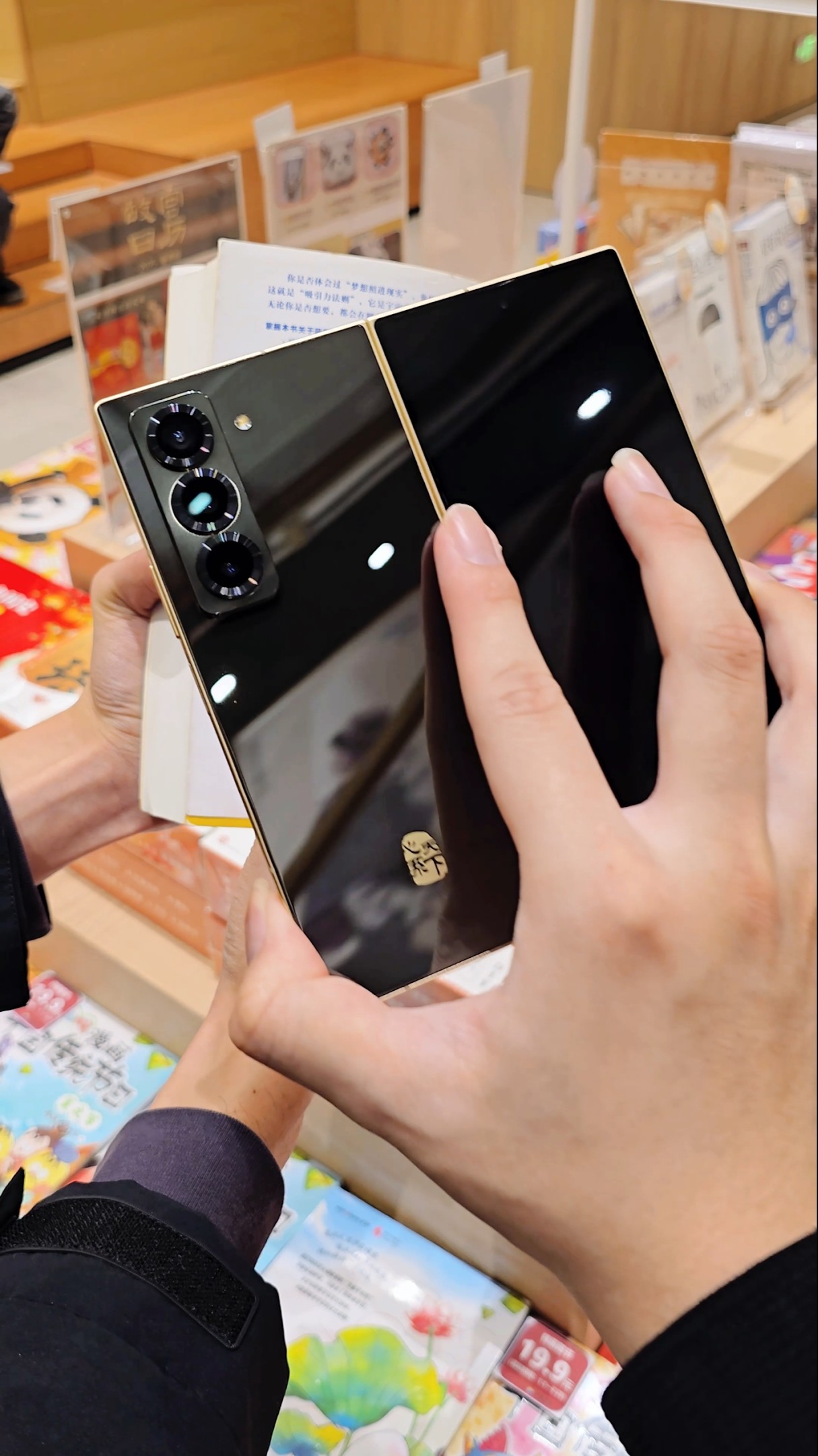 Samsung's W25 high-speed flash photography demonstration. #Samsung #Mobile #MobileDigital #shorts