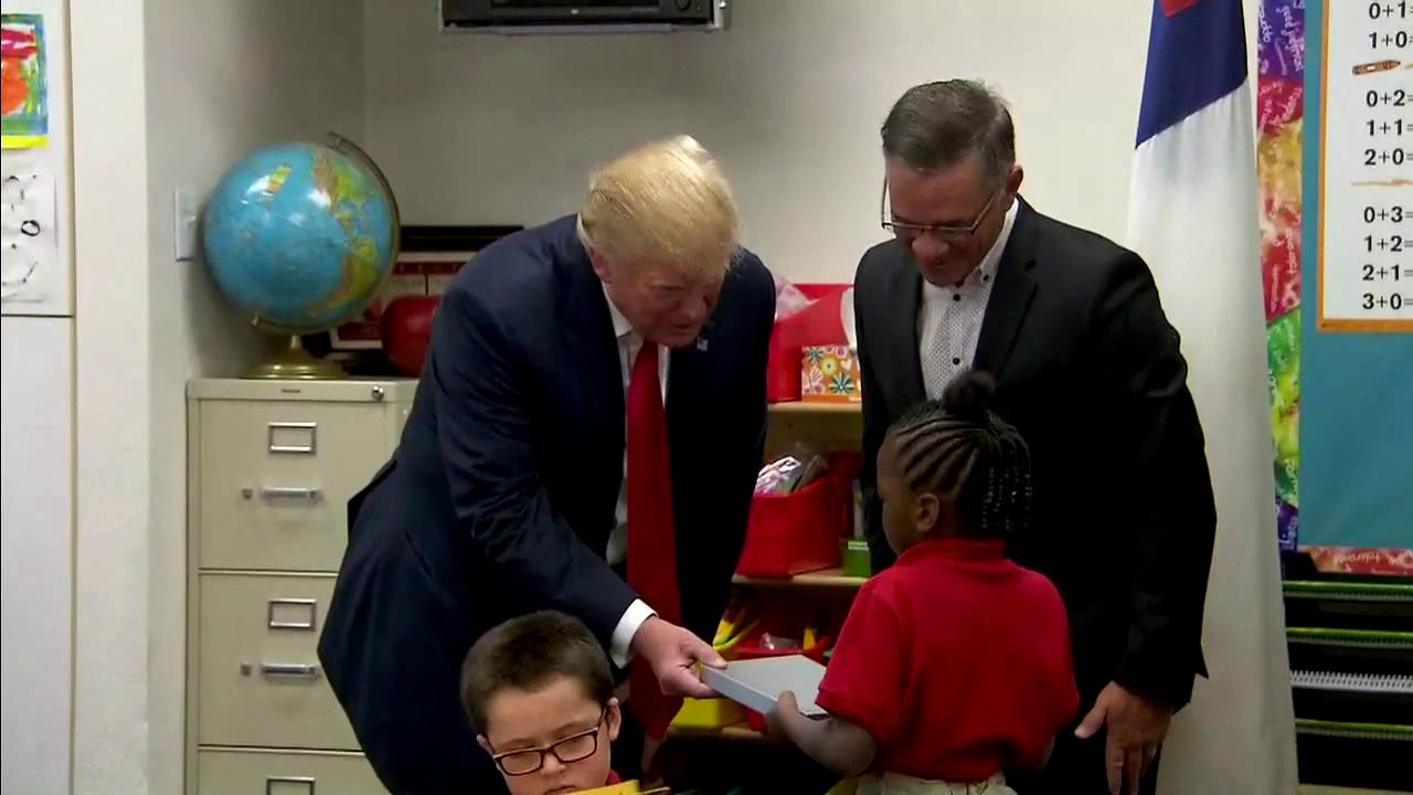 That Moment When Trump Receives A Special Gift From A Student - FNN