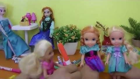 Super FLOATIES party ! Elsa and Anna toddlers - pool - Barbie - lazy river - water fun splash
