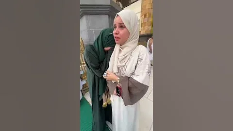 People crying in front of kabba😥 | #kabbah #crying #mecca #shorts #youtubeshorts  #islam