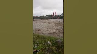 Jembatan jene berang .sungainya meninggi. Waswaw