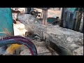 Proses penggergajian kayu jati untuk kebutuhan mebel industri.teak Wood sawing